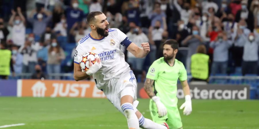 Karim Benzema verwandelt den Penalty für Real Madrid gegen Sheriff Tiraspol zum 1:1.