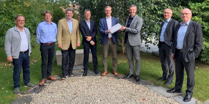 Übergabe der Wärmeversorgung Frauenfeld-West AG an Thurplus. V.l.n.r. Tommaso Luna, Diego Knup, Dr. Joachim Pfauntsch, Peter Wieland, Matthias Hotz, Fabrizio Hugentobler, Ulrich Trümpi und Ernst Raschle.