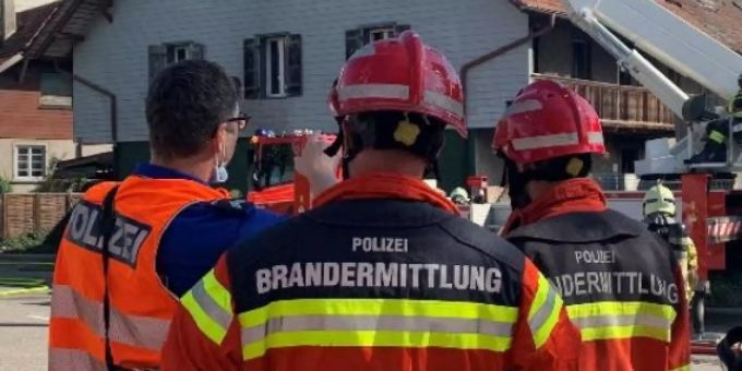 Die Brandermittlung der Polizei ist im Einsatz. brandermittlung