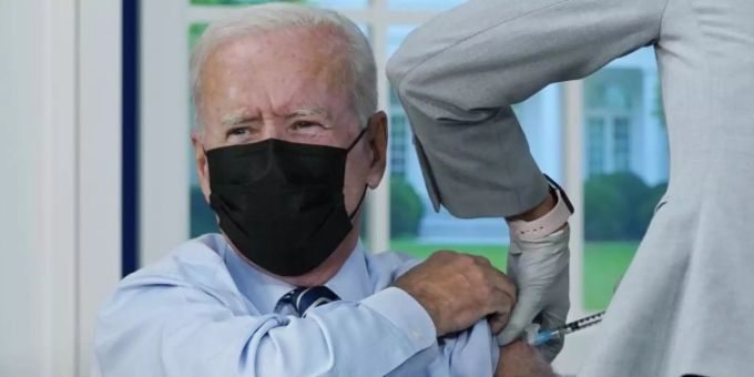 US-Präsident Joe Biden erhält seine Corona-Impfung Nr. 3. Foto: Evan Vucci/AP/dpa US-Präsident Joe Biden erhält seine Corona-Impfung Nr. 3. Foto: Evan Vucci/AP/dpa