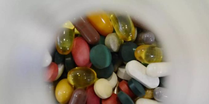 Nahrungsergänzungsmittel sollen den Organismus in vielerlei Hinsicht unterstützen. Unseriöse Hersteller nutzen hier Ängste der Verbraucher aus und versprechen Schutz vor Corona. Foto: picture alliance / dpa Nahrungsergänzungsmittel sollen den Organismus in vielerlei Hinsicht unterstützen. Unseriöse Hersteller nutzen hier Ängste der Verbraucher aus und versprechen Schutz vor Corona. Foto: picture alliance / dpa