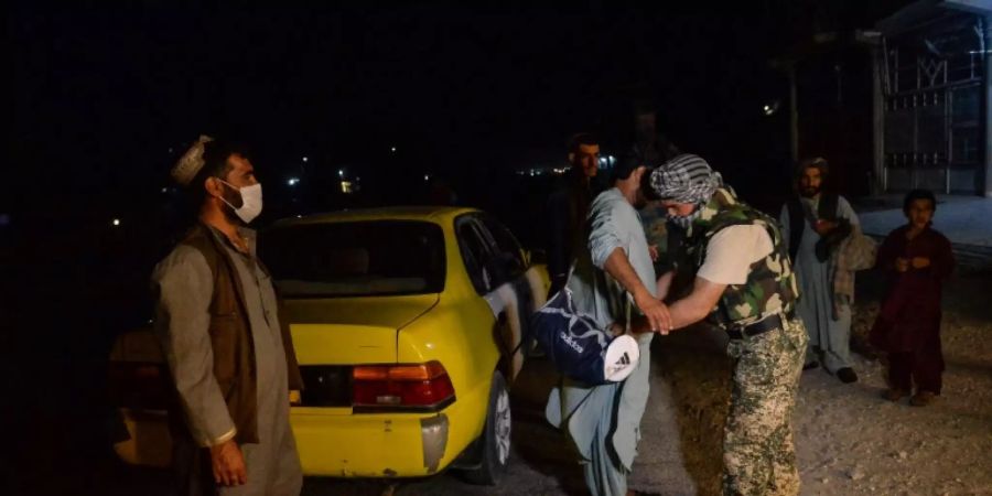 Afghanische Sicherheitskräfte an einem Kontrollpunkt in Herat