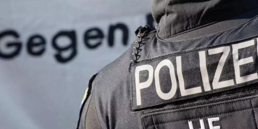 Ein Polizist ist bei einer Demonstration in Frankfurt im Einsatz. Foto: Boris Roessler/dpa