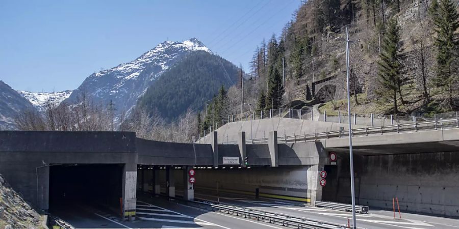 Das Nordportal des Gotthardstrassentunnels in Göschenen: Der Tunnel wurde wegen eines Lastwagenbrands in Wassen UR gesperrt. (Archivaufnahme)