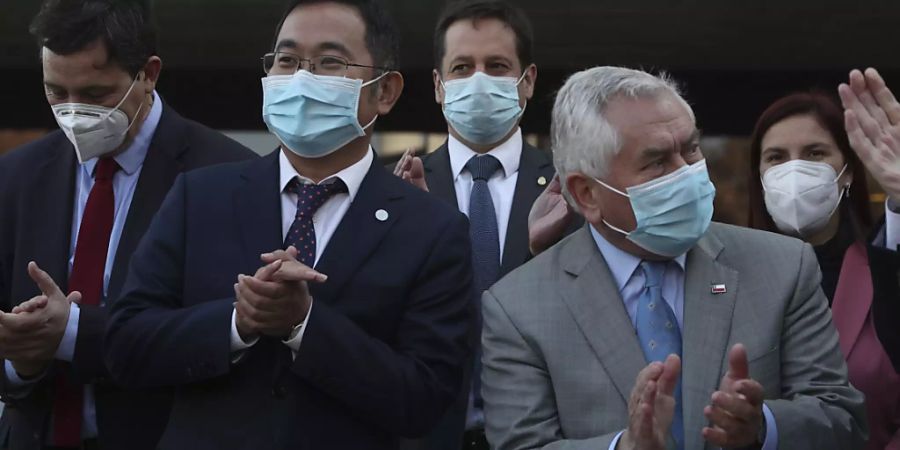 Meng Weining (l), Vizepräsident des chinesischen Pharmaunternehmens Sinovac, und Enrique Paris (r), Gesundheitsminister von Chile, nehmen an einer Pressekonferenz teil. Sinovac will in einer neuen Fabrik in Chile Impfstoffe gegen das Coronavirus herstellen. Foto: Esteban Felix/AP/dpa