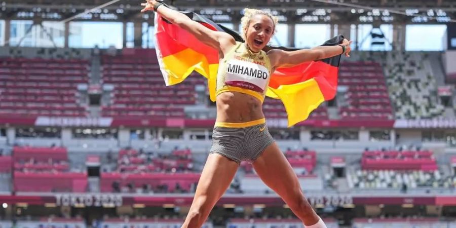 Malaika Mihambo jubelt über ihr Olympia-Gold im Weitsprung. Foto: Michael Kappeler/dpa