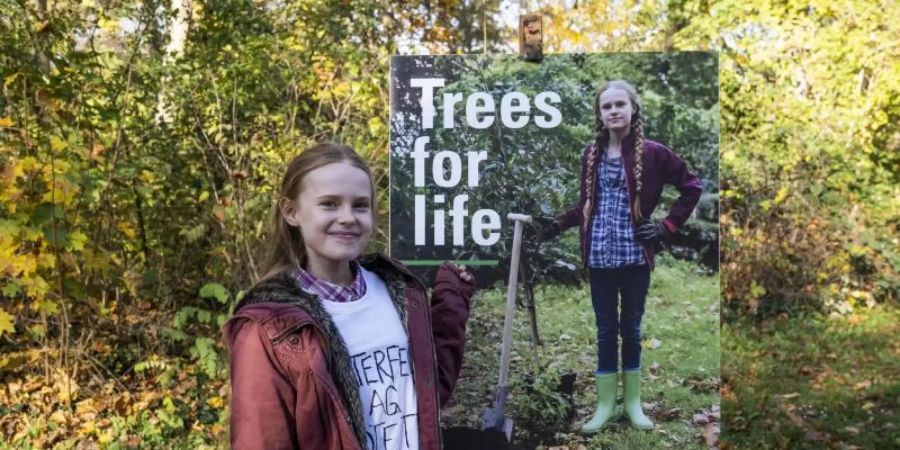 Mirella Schulze (Tilda Jenkins) vor dem Kampagnenplakat zu "Trees for Life". Foto: Julia Terjung/TVNOW /dpa