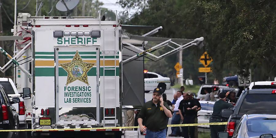 Beamte des Sheriffs von Polk County (Florida) arbeiten am Tatort einer Schiesserei mit mehreren Toten. Foto: Michael Wilson/The Lakeland Ledger via AP/dpa