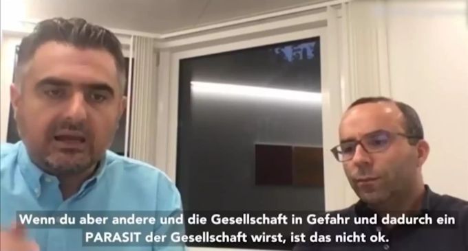 Die beiden Ärzte Florim Cuculi (l.) und Mentor Bilali wollen ihre Gemeinschaften über die Impfung gegen das Coronavirus aufklären. Arzt Impfung Corona albanisch