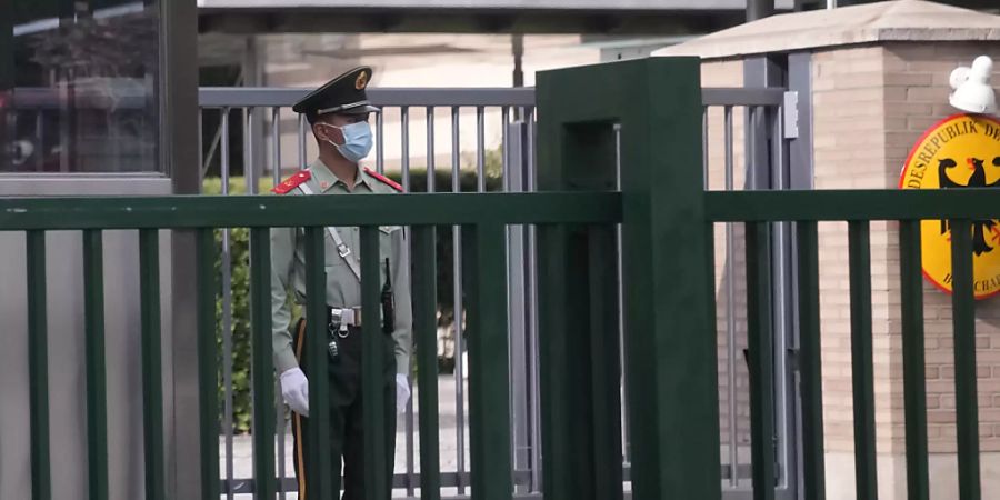 Ein paramilitärischer Polizist steht Wache vor der deutschen Botschaft in Peking. Kurz nach dem Antritt seines Postens in Peking ist der neue deutsche Botschafter in China, Jan Hecker, überraschend gestorben. Chinas Regierung hat ihr Beileid ausgesprochen. Foto: Ng Han Guan/AP/dpa