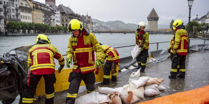 Seit Tagen regnet es in der Schweiz. Aus Angst vor möglichen Überschwemmungen sichern Einsatzkräfte zahlreiche Ufer. Unwetter Schweiz