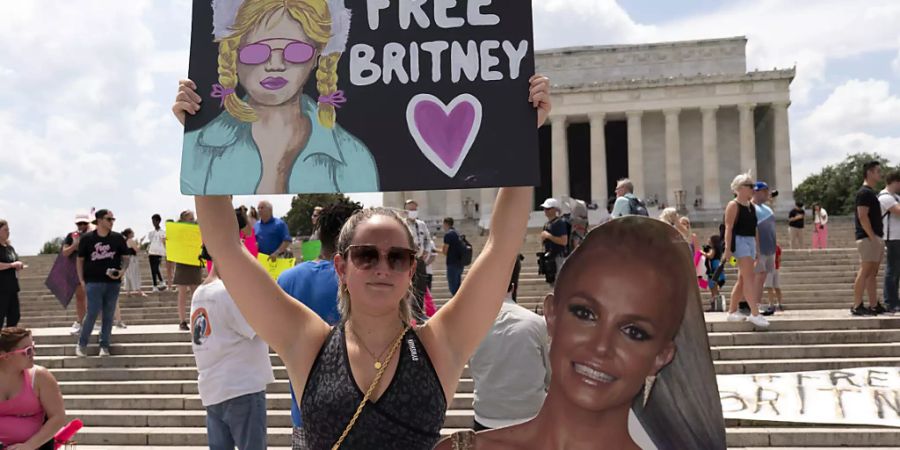 Unterstützerin von Popstar Britney Spears bei einer Kundgebung vor dem Lincoln-Monument in der US-Hauptstadt Washington.