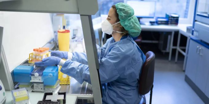 Eine Labor-Mitarbeiterin in Zürich brereitet Proben auf das Coronavirus zum Pipettieren vor. Coronavirus