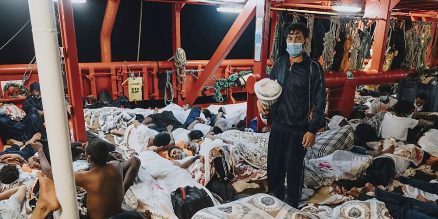 dpatopbilder - HANDOUT - Migranten schlafen auf dem Deck des Rettungsschiffs Ocean Viking. Foto: Flavio Gasperini/SOS Mediterranee/AP/dpa - ACHTUNG: Nur zur redaktionellen Verwendung im Zusammenhang mit der aktuellen Berichterstattung und nur mit vollständiger Nennung des vorstehenden Credits