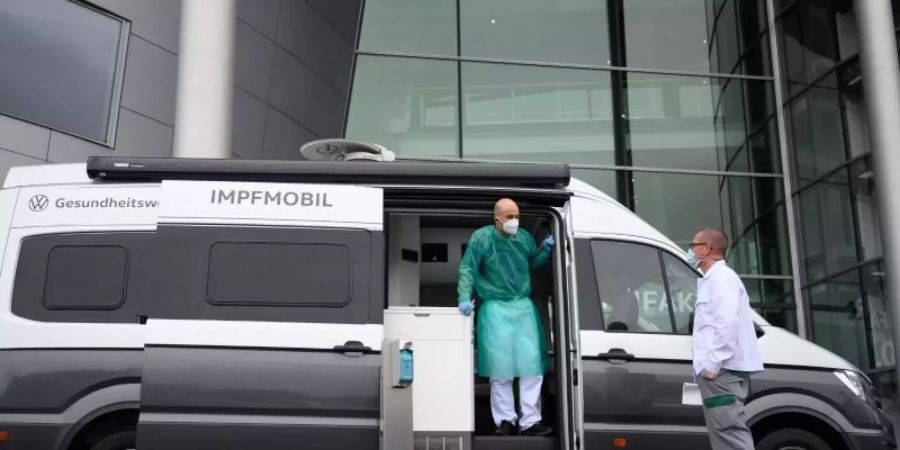 Ein zum Impfmobil umgebautes Wohnmobil in Dresden. Mehrere Bundesländer bereiten neue, einfachere Angebote für Impf-Unentschlossene vor. Foto: Robert Michael/dpa-Zentralbild/dpa