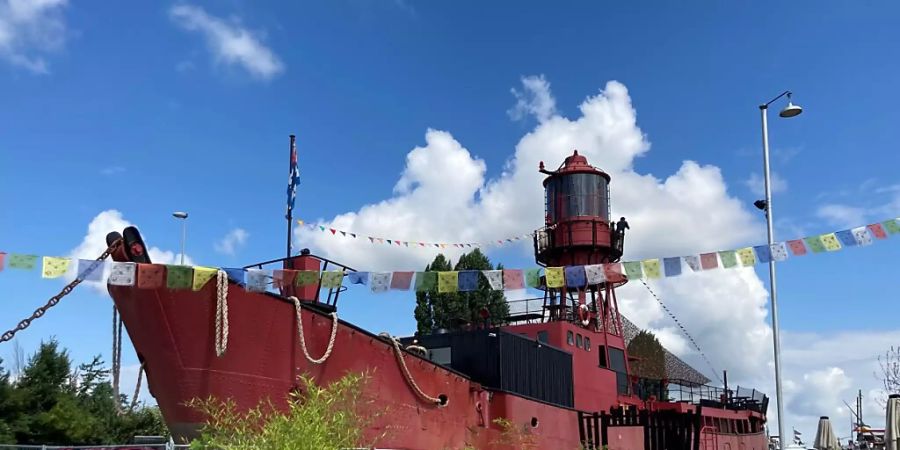 Das 550 Tonnen schwere Leuchtturmschiff macht auf dem zwischengenutzten Basler Hafenareal seiner Bezeichnung alle Ehre.