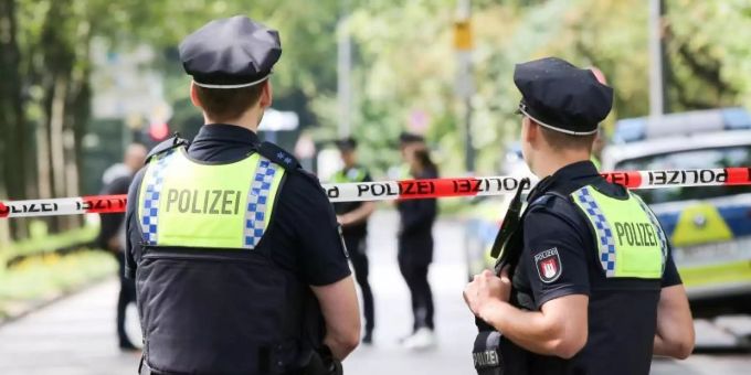 Einsatzkräfte stehen während des Einsatzes am Freitag an einer Absperrung auf dem Gorch-Fock-Wall in Hamburg. Foto: Bodo Marks/dpa Einsatzkräfte stehen während des Einsatzes am Freitag an einer Absperrung auf dem Gorch-Fock-Wall in Hamburg. Foto: Bodo Marks/dpa