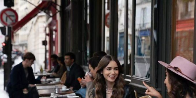 In Frankreich spielende TV-Serien wie «Emily in Paris» locken einige Besucher zu den Schauplätzen. Und so schnell wird das Interesse nicht abebben: Die Dreharbeiten für eine zweite Staffel wurden gerade beendet. Foto: Stephanie Branchu/Netflix © 2020/dpa In Frankreich spielende TV-Serien wie «Emily in Paris» locken einige Besucher zu den Schauplätzen. Und so schnell wird das Interesse nicht abebben: Die Dreharbeiten für eine zweite Staffel wurden gerade beendet. Foto: Stephanie Branchu/Netflix © 2020/dpa