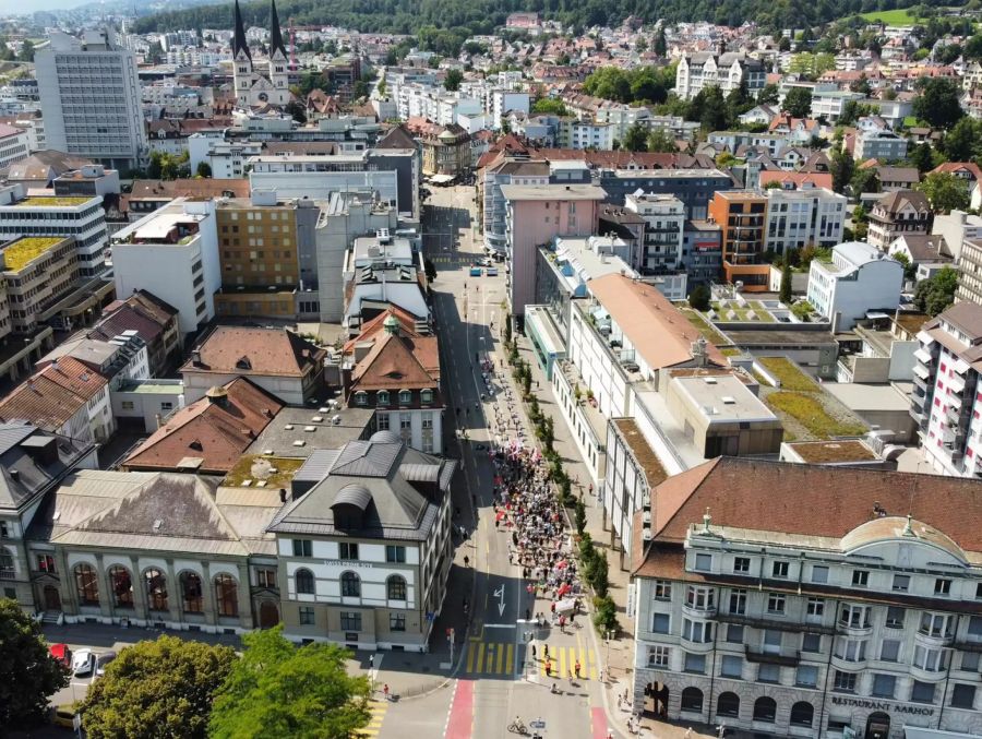 Der Demo-Zug zieht durch die Stadt.