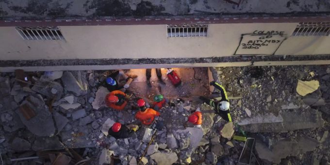Mexikanische Feuerwehrleute arbeiten bei einem Such- und Rettungseinsatz in den Trümmern eines Gebäudes in Les Cayes. Nach dem schweren Erdbeben in Haiti ist die Zahl der Todesopfer auf 2207 gestiegen. Das teilte der Zivilschutz des Karibikstaates am Sonntag mit. Foto: Matias Delacroix/AP/dpa Mexikanische Feuerwehrleute arbeiten bei einem Such- und Rettungseinsatz in den Trümmern eines Gebäudes in Les Cayes. Nach dem schweren Erdbeben in Haiti ist die Zahl der Todesopfer auf 2207 gestiegen. Das teilte der Zivilschutz des Karibikstaates am Sonntag mit. Foto: Matias Delacroix/AP/dpa