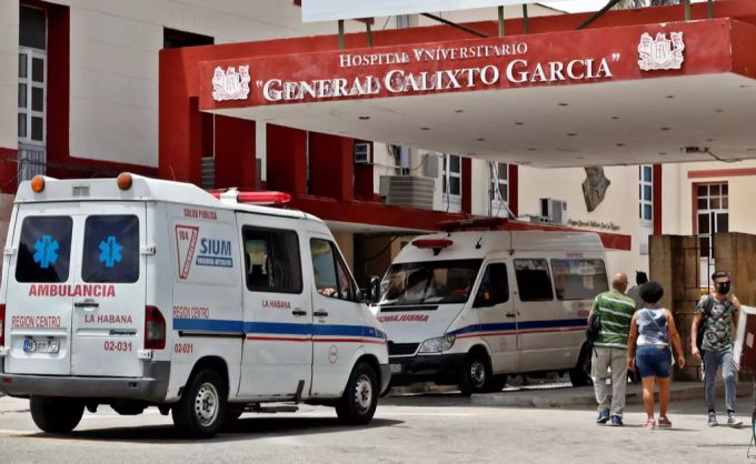 Krankenwagen vor einem Spital in Kuba. Coronavirus