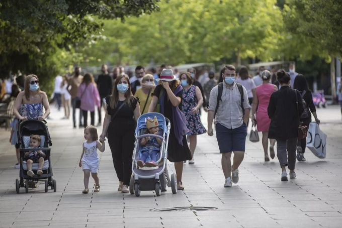 Fußgänger tragen wegen des Coronavirus in Kosovos Hauptstadt Pristina Gesichtsmasken. Kosovo Corona