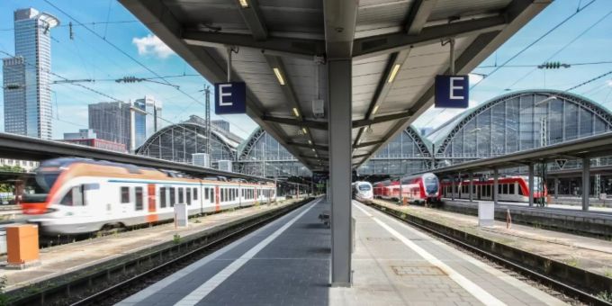 Leerer Bahnsteig während des ersten GDL-Streiks Leerer Bahnsteig während des ersten GDL-Streiks