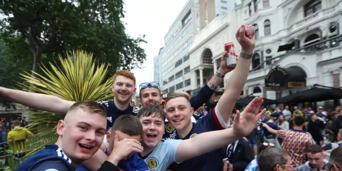 Schottische Fans waren am weitaus stärksten im Zusammenhang mit der EM von Corona betroffen. Foto: Tayfun Salci/ZUMA Wire/dpa Schottische Fans waren am weitaus stärksten im Zusammenhang mit der EM von Corona betroffen. Foto: Tayfun Salci/ZUMA Wire/dpa