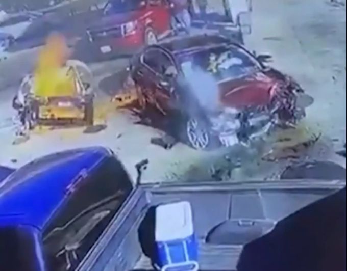 Beim heftigen Aufprall wird keiner der Insassen ernsthaft verletzt. Unfall