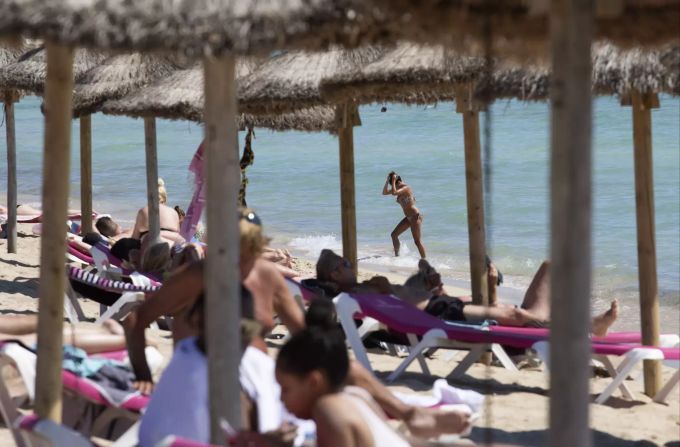 Die Stände auf Mallorca sind trotz des Coronavirus gut besucht. Virus Outbreak Europe