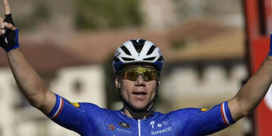 Der Niederländer Fabio Jakobsen feiert, nachdem er die vierte Etappe der Spanien-Rundfahrt gewonnen hat. Foto: Alvaro Barrientos/AP/dpa