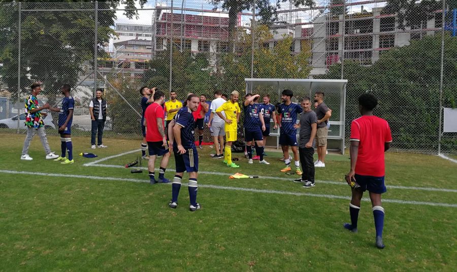 Die Spieler und Trainer des SC Holligen 94 nach dem Spiel.