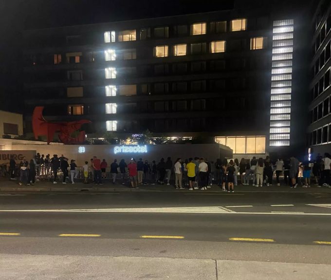 Bis tief in die Nacht hofften Fans vor dem «Prizeotel», einen Blick auf Ronaldo und Co. zu erhalten. YB
