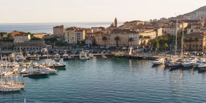 Die Bundesregierung streicht die Urlaubsinsel Korsika (im Bild) ab Sonntag von der Liste der Corona-Hochrisikogebiete, ebenso die griechische Insel Kreta. Foto: Philipp Laage/dpa-tmn/dpa/Archiv Die Bundesregierung streicht die Urlaubsinsel Korsika (im Bild) ab Sonntag von der Liste der Corona-Hochrisikogebiete, ebenso die griechische Insel Kreta. Foto: Philipp Laage/dpa-tmn/dpa/Archiv