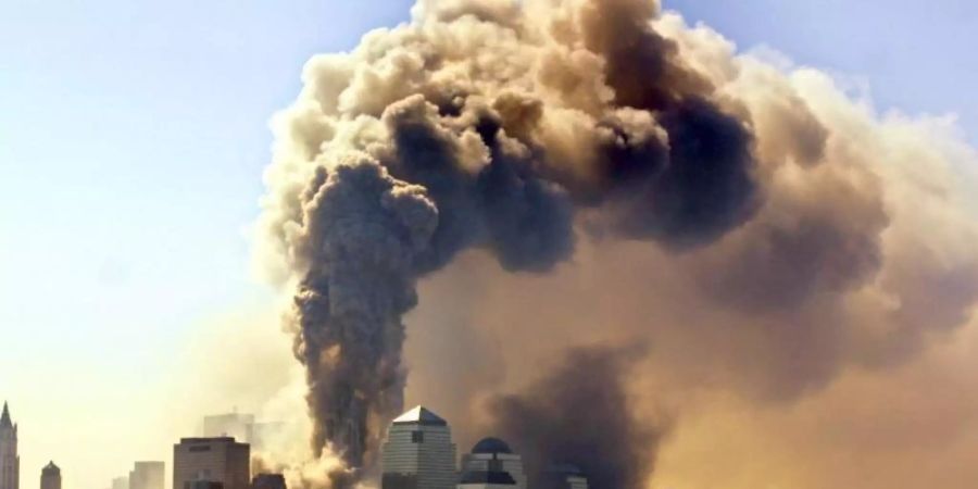 Ein Turm des World Trade Centers in New York stürzt am 11.09.2001 in sich zusammen, nachdem er von einer Passagiermaschine getroffen worden ist. Foto: Hubert Boesl/dpa