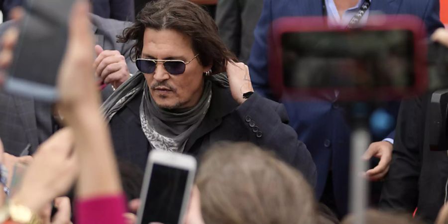 Johnny Depp (M,l), Schauspieler, Produzent und Musiker aus den USA, kommt zu dem 55. Internationalen Karlsbader Filmfestival an, um seinen Film «Crock of Gold» vorzustellen. Foto: Petr David Josek/AP/dpa