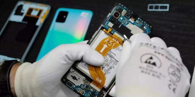Der Technologie-Händler und Dienstleister Komsa will das Geschäft mit gebrauchten und generalüberholten Smartphones ausbauen. Foto: Sebastian Willnow/dpa-Zentralbild/dpa Der Technologie-Händler und Dienstleister Komsa will das Geschäft mit gebrauchten und generalüberholten Smartphones ausbauen. Foto: Sebastian Willnow/dpa-Zentralbild/dpa