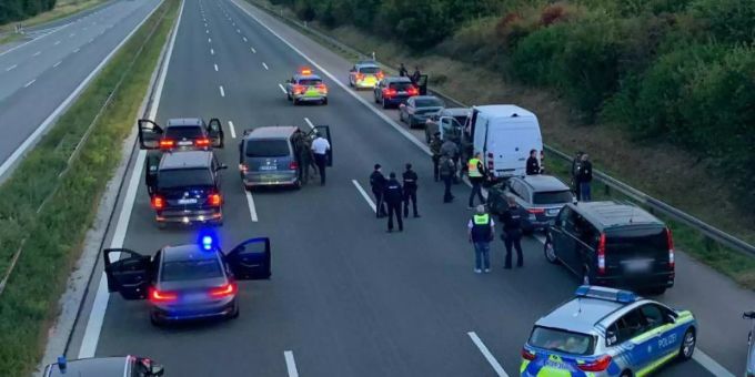 Polizisten und Helfer stehen mit ihren Fahrzeugen auf der Autobahn 9. Foto: Ralph Goppelt/Vifogra/dpa Polizisten und Helfer stehen mit ihren Fahrzeugen auf der Autobahn 9. Foto: Ralph Goppelt/Vifogra/dpa