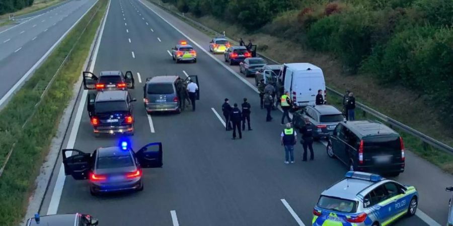 Polizisten und Helfer stehen mit ihren Fahrzeugen auf der Autobahn 9. Foto: Ralph Goppelt/Vifogra/dpa