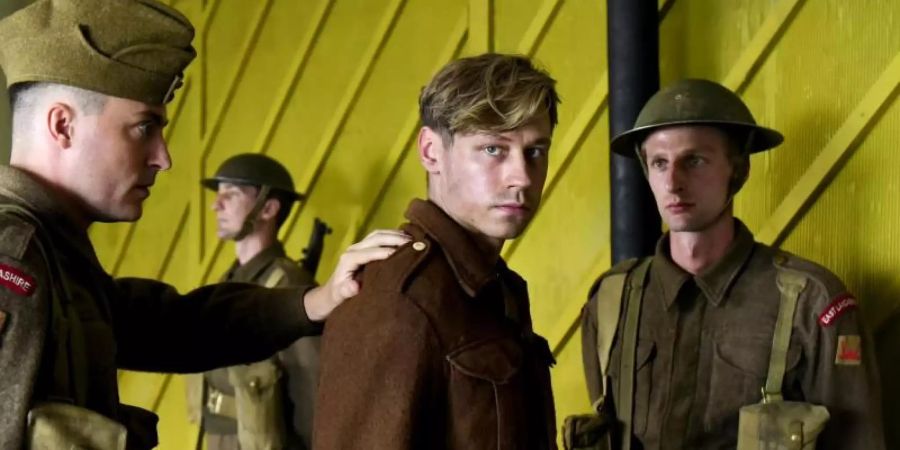Bert Trautmann (David Kross, m.) ist Kriegsgefangener im Lager Lancashire. Foto: Adrian Monaghan/British Film/Zephyr Films/Lieblingsfilm/Degeto/ARD/dpa