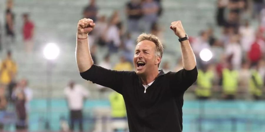 Dänemarks Nationaltrainer Kasper Hjulmand hat seinen schwarzen Troyer nur angezogen, um sich von den Spielern abzuheben. Foto: Naomi Baker/Pool Getty/dpa