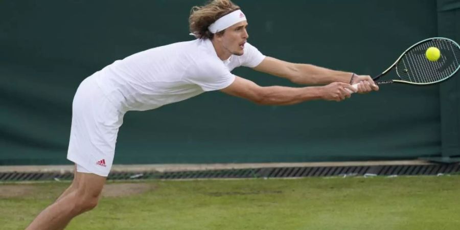 Steht im Achtelfinale: Alexander Zverev in Aktion. Foto: Kirsty Wigglesworth/AP/dpa