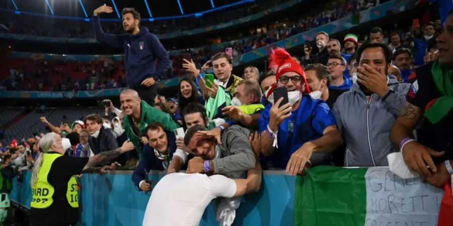 Italienische Fans feiern in der Allianz Arena