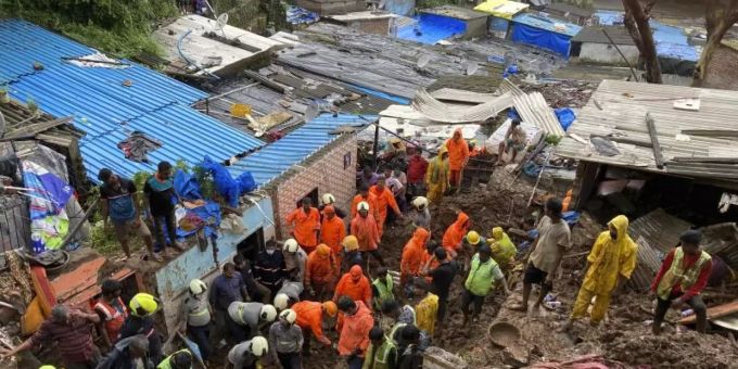 Rettungskräfte sind nach dem Einsturz mehrerer Häuser im Einsatz. Foto: Rajanish Kakade/AP/dpa Rettungskräfte sind nach dem Einsturz mehrerer Häuser im Einsatz. Foto: Rajanish Kakade/AP/dpa