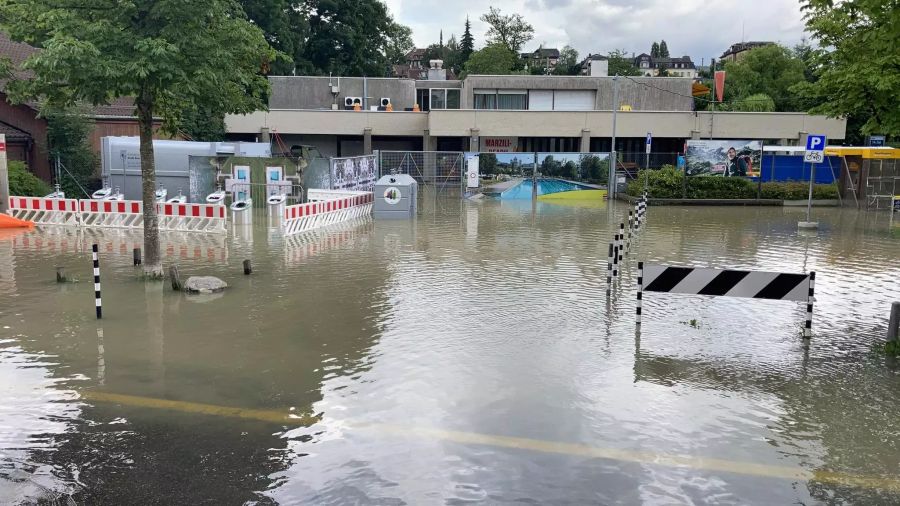 Aber auch in Bern schwappte das Wasser über die Ufer. Hier zu sehen: Der Eingang des Freibads Marzili.