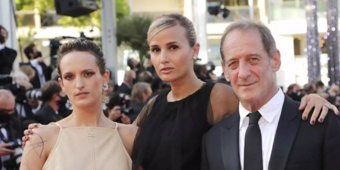 Agathe Rousselle, Julia Ducournau und Vincent Lindon kommen zur Preisverleihung. Foto: Vianney Le Caer/Invision/AP/dpa titane