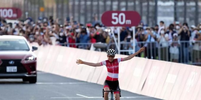 Siegte beim Strassenrennen im Alleingang: Anna Kiesenhofer aus Österreich jubelt beim Überfahren der Ziellinie. Foto: Martin Rickett/PA Wire/dpa Siegte beim Strassenrennen im Alleingang: Anna Kiesenhofer aus Österreich jubelt beim Überfahren der Ziellinie. Foto: Martin Rickett/PA Wire/dpa