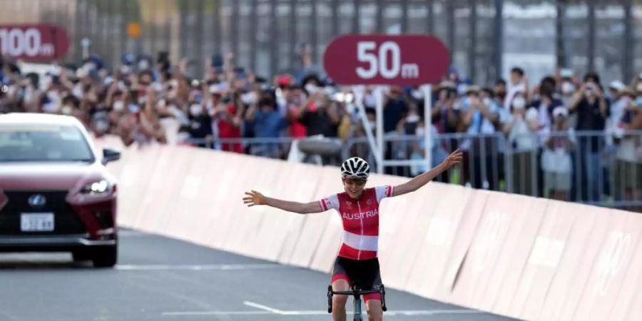 Siegte beim Strassenrennen im Alleingang: Anna Kiesenhofer aus Österreich jubelt beim Überfahren der Ziellinie. Foto: Martin Rickett/PA Wire/dpa