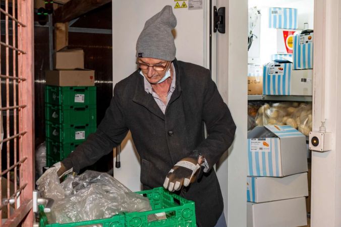 Hubert Jenny schützt sich vor der Kälte im Tiefkühlraum.