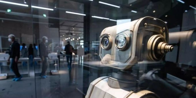 Der Film-Roboter Robbi von 2016 steht in einer Vitrine im neuen Zukunftsmuseum in Nürnberg. Foto: Daniel Karmann/dpa Der Film-Roboter Robbi von 2016 steht in einer Vitrine im neuen Zukunftsmuseum in Nürnberg. Foto: Daniel Karmann/dpa